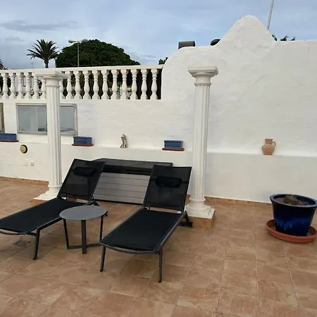 Large With Huge Private Pool, Jacuzzi, & Gym Villa *